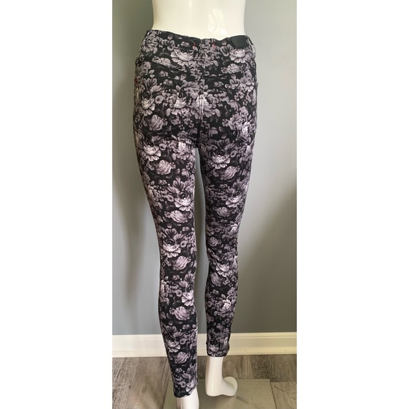 UO BDG : blacked out floral print jeans - Picture 5 of 11